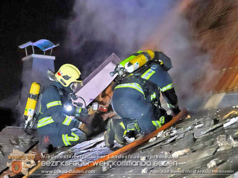 20251120_Wohnhausbrand in Enzesfeld Foto: ASB Markus Hackl BFK Presseteam 20251120_Wohnhausbrand in Enzesfeld Foto: ASB Markus Hackl BFK Presseteam