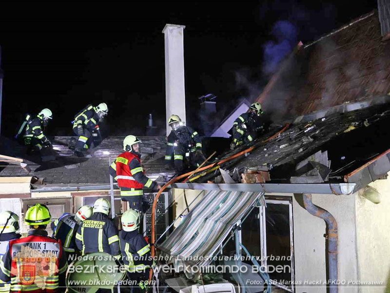 20251120_Wohnhausbrand in Enzesfeld Foto: ASB Markus Hackl BFK Presseteam 20251120_Wohnhausbrand in Enzesfeld Foto: ASB Markus Hackl BFK Presseteam
