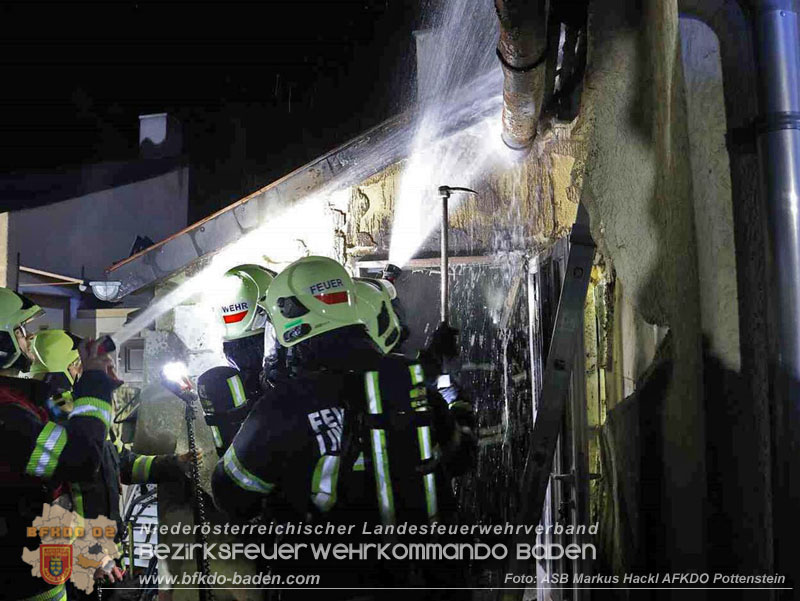 20251120_Wohnhausbrand in Enzesfeld Foto: ASB Markus Hackl BFK Presseteam 20251120_Wohnhausbrand in Enzesfeld Foto: ASB Markus Hackl BFK Presseteam