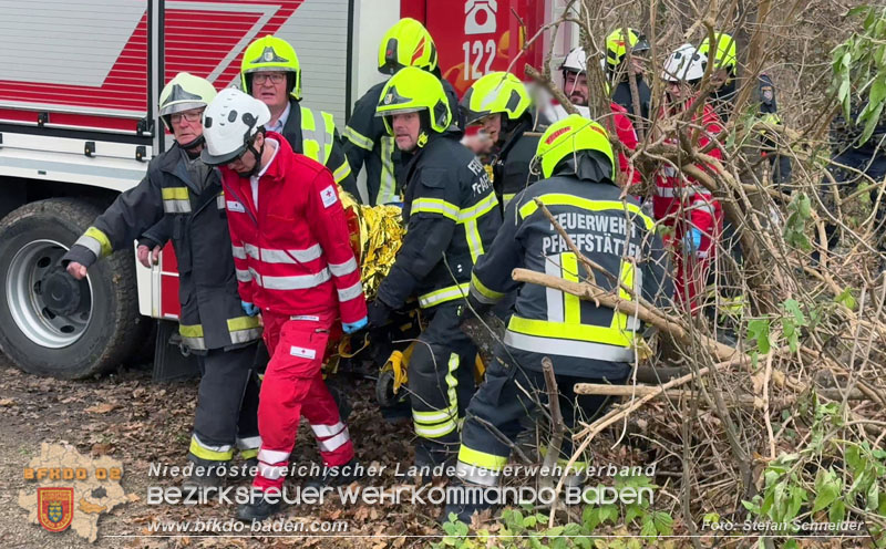 20251127_Person in Tribuswinkel unter Baum eingeklemmt - Feuerwehr kann Mann retten Foto: Stefan Schneider BFKDO BADEN 20251127_Person in Tribuswinkel unter Baum eingeklemmt - Feuerwehr kann Mann retten Foto: Stefan Schneider BFKDO BADEN