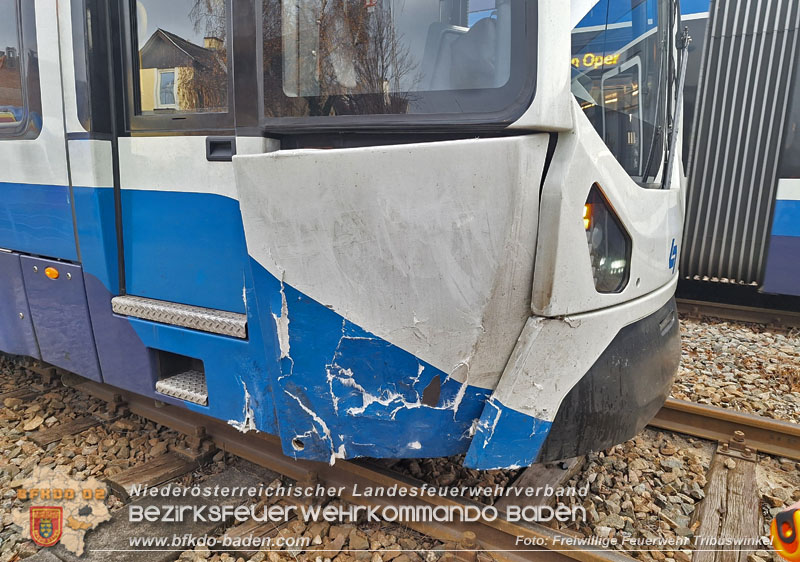 20251203_Pkw prallt auf Bahnbergang in Tribuswinkel gegen WLB-Badner Bahn  Foto: Freiwillige Feuerwehr Tribuswinkel