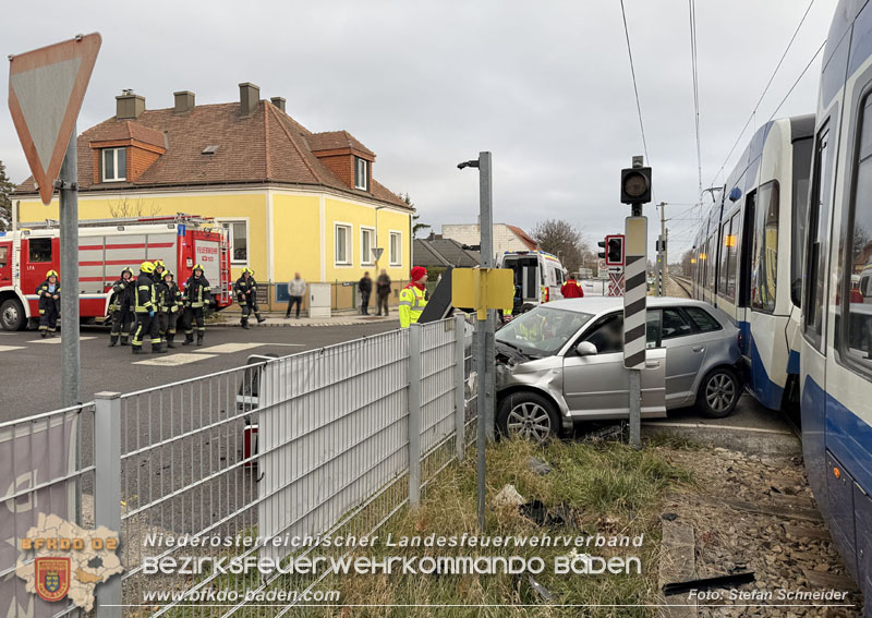 20251203_Pkw prallt auf Bahnbergang in Tribuswinkel gegen WLB-Badner Bahn  Foto: Stefan Schneider BFK BADEN