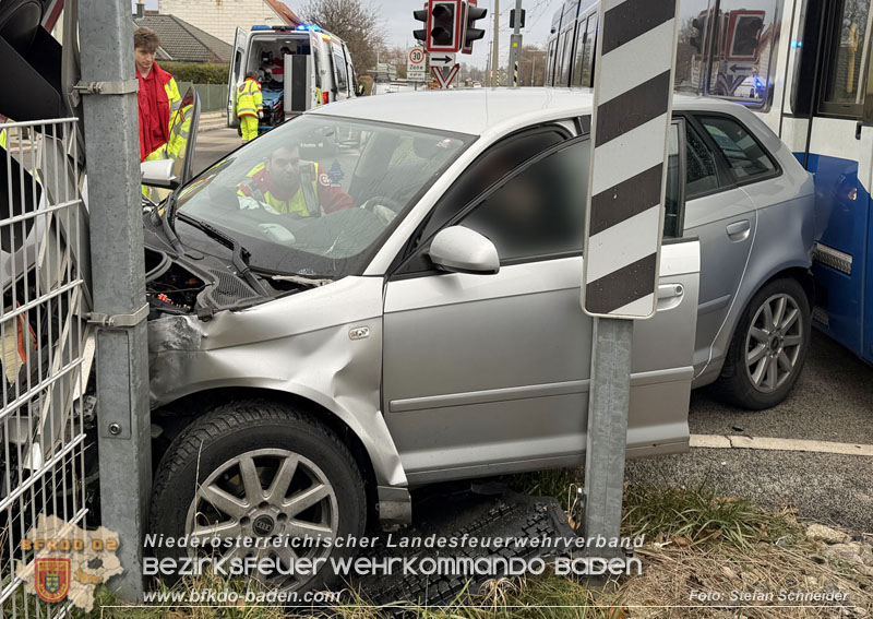 20251203_Pkw prallt auf Bahnbergang in Tribuswinkel gegen WLB-Badner Bahn  Foto: Stefan Schneider BFK BADEN