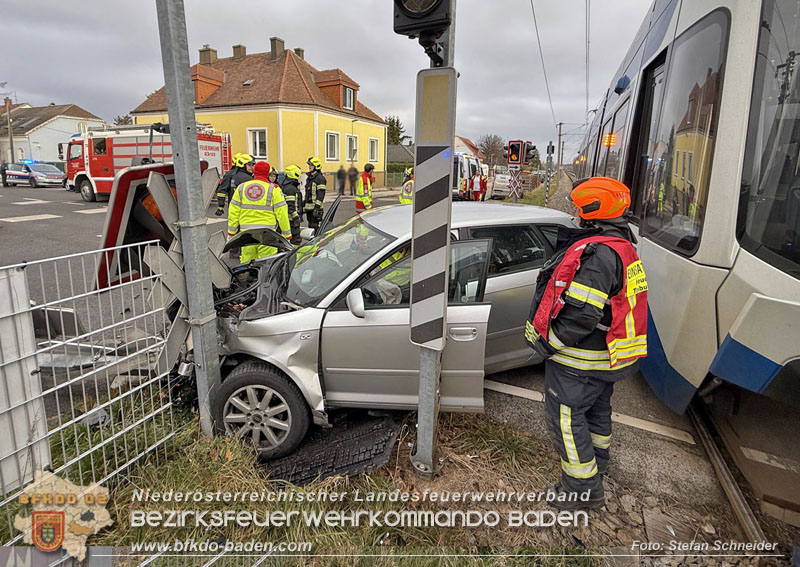 20251203_Pkw prallt auf Bahnbergang in Tribuswinkel gegen WLB-Badner Bahn  Foto: Stefan Schneider BFK BADEN