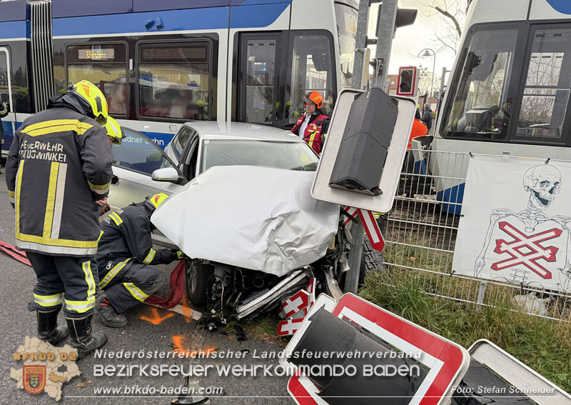 20251203_Pkw prallt auf Bahnbergang in Tribuswinkel gegen WLB-Badner Bahn  Foto: Stefan Schneider BFK BADEN