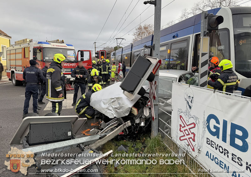 20251203_Pkw prallt auf Bahnbergang in Tribuswinkel gegen WLB-Badner Bahn  Foto: Stefan Schneider BFK BADEN