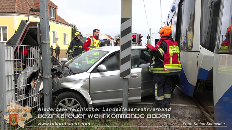20251203_Pkw prallt auf Bahnbergang in Tribuswinkel gegen WLB-Badner Bahn  Foto: Stefan Schneider BFK BADEN