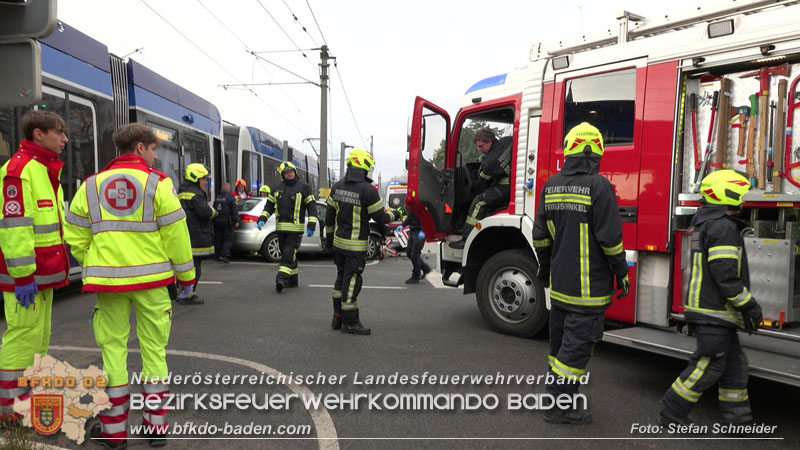 20251203_Pkw prallt auf Bahnbergang in Tribuswinkel gegen WLB-Badner Bahn  Foto: Stefan Schneider BFK BADEN