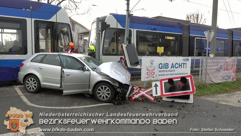 20251203_Pkw prallt auf Bahnbergang in Tribuswinkel gegen WLB-Badner Bahn  Foto: Stefan Schneider BFK BADEN