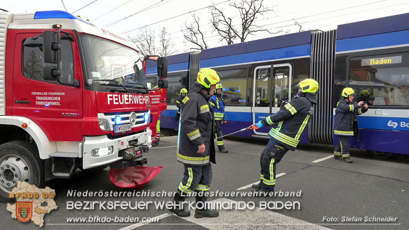 20251203_Pkw prallt auf Bahnbergang in Tribuswinkel gegen WLB-Badner Bahn  Foto: Stefan Schneider BFK BADEN