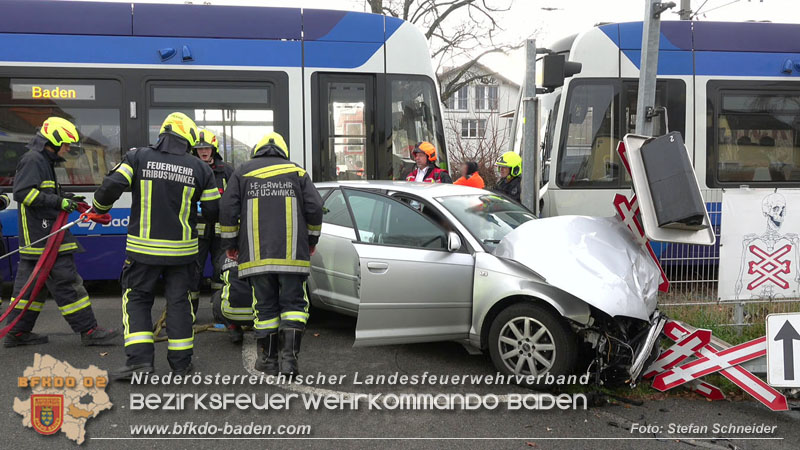 20251203_Pkw prallt auf Bahnbergang in Tribuswinkel gegen WLB-Badner Bahn  Foto: Stefan Schneider BFK BADEN