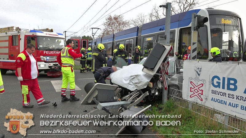 20251203_Pkw prallt auf Bahnbergang in Tribuswinkel gegen WLB-Badner Bahn  Foto: Stefan Schneider BFK BADEN