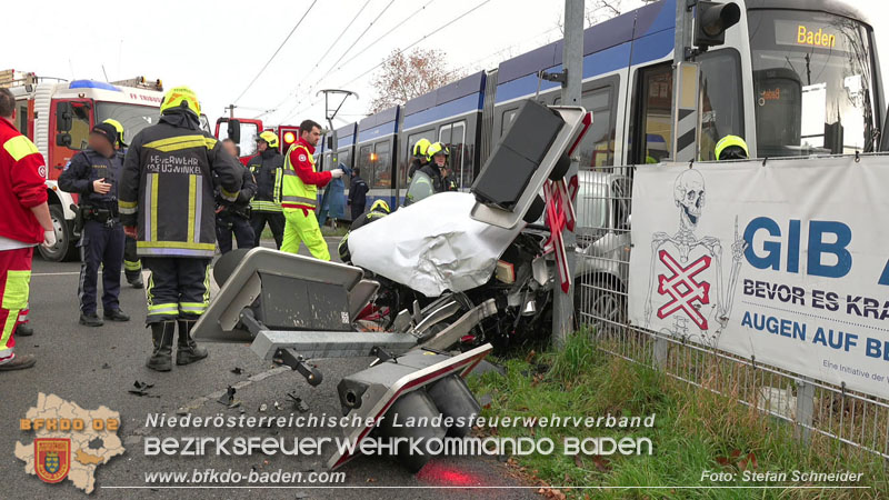 20251203_Pkw prallt auf Bahnbergang in Tribuswinkel gegen WLB-Badner Bahn  Foto: Stefan Schneider BFK BADEN