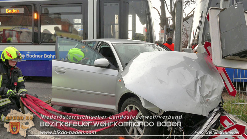 20251203_Pkw prallt auf Bahnbergang in Tribuswinkel gegen WLB-Badner Bahn  Foto: Stefan Schneider BFK BADEN