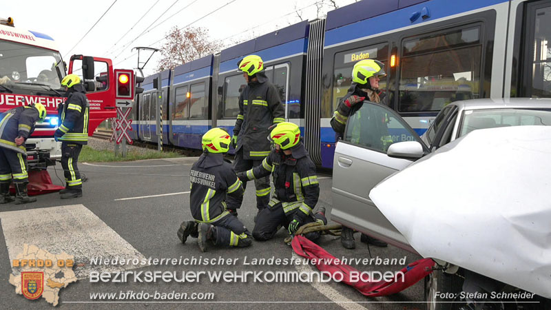 20251203_Pkw prallt auf Bahnbergang in Tribuswinkel gegen WLB-Badner Bahn Foto: Stefan Schneider BFK BADEN