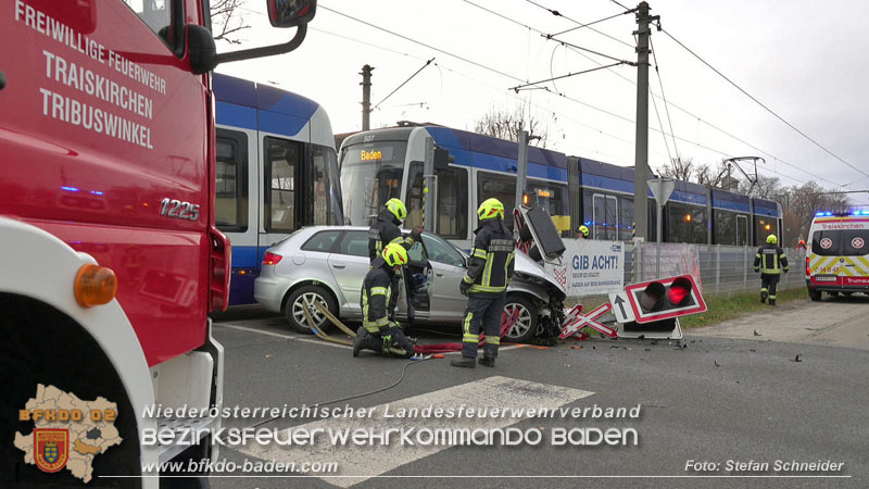 20251203_Pkw prallt auf Bahnbergang in Tribuswinkel gegen WLB-Badner Bahn Foto: Stefan Schneider BFK BADEN