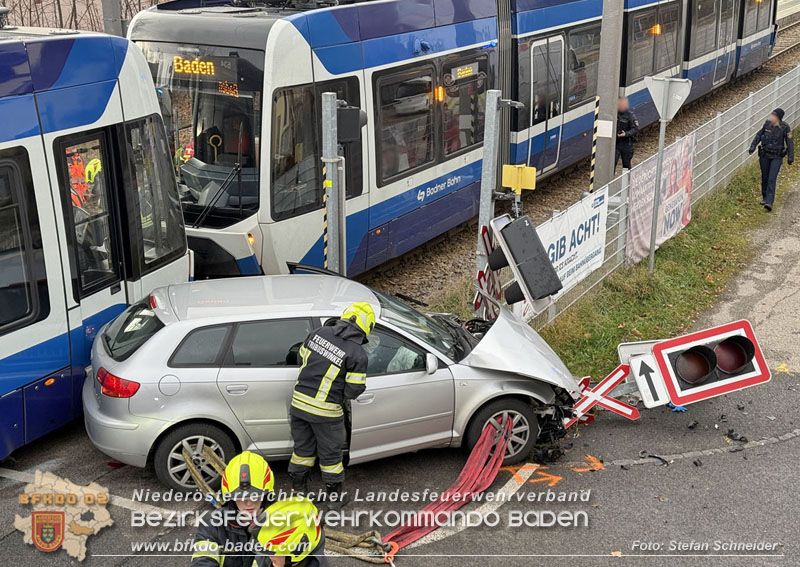 20251203_Pkw prallt auf Bahnbergang in Tribuswinkel gegen WLB-Badner Bahn Foto: Stefan Schneider BFK BADEN