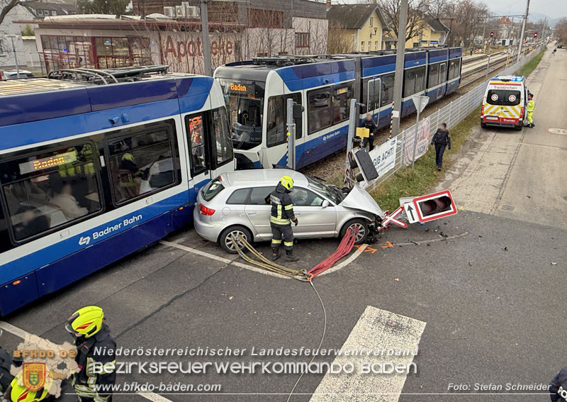 20251203_Pkw prallt auf Bahnbergang in Tribuswinkel gegen WLB-Badner Bahn Foto: Stefan Schneider BFK BADEN