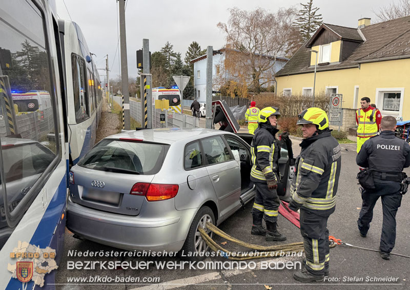20251203_Pkw prallt auf Bahnbergang in Tribuswinkel gegen WLB-Badner Bahn Foto: Stefan Schneider BFK BADEN