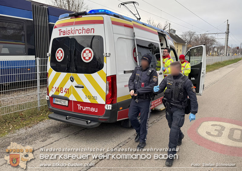 20251203_Pkw prallt auf Bahnbergang in Tribuswinkel gegen WLB-Badner Bahn Foto: Stefan Schneider BFK BADEN