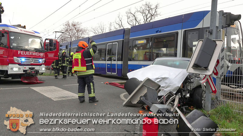 20251203_Pkw prallt auf Bahnbergang in Tribuswinkel gegen WLB-Badner Bahn Foto: Stefan Schneider BFK BADEN