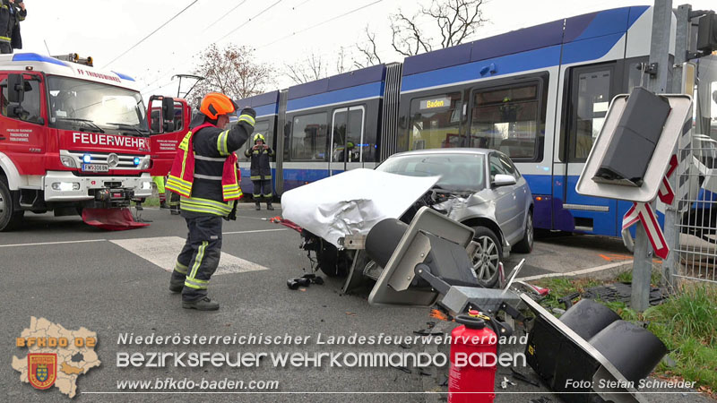 20251203_Pkw prallt auf Bahnbergang in Tribuswinkel gegen WLB-Badner Bahn Foto: Stefan Schneider BFK BADEN
