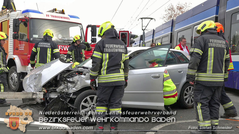 20251203_Pkw prallt auf Bahnbergang in Tribuswinkel gegen WLB-Badner Bahn Foto: Stefan Schneider BFK BADEN