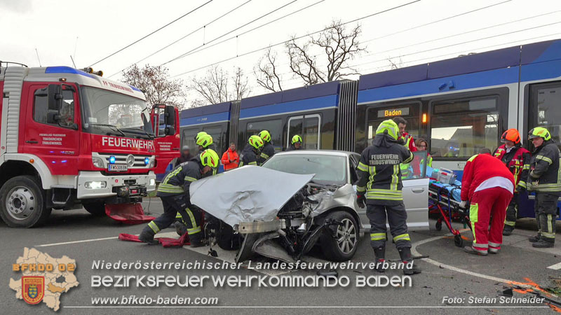 20251203_Pkw prallt auf Bahnbergang in Tribuswinkel gegen WLB-Badner Bahn Foto: Stefan Schneider BFK BADEN