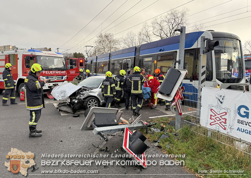 20251203_Pkw prallt auf Bahnbergang in Tribuswinkel gegen WLB-Badner Bahn Foto: Stefan Schneider BFK BADEN
