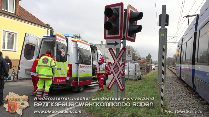 20251203_Pkw prallt auf Bahnbergang in Tribuswinkel gegen WLB-Badner Bahn Foto: Stefan Schneider BFK BADEN