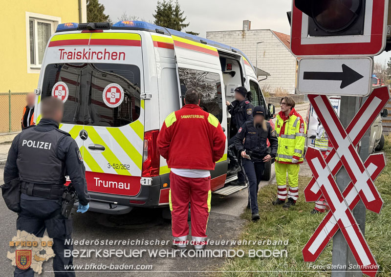 20251203_Pkw prallt auf Bahnbergang in Tribuswinkel gegen WLB-Badner Bahn Foto: Stefan Schneider BFK BADEN