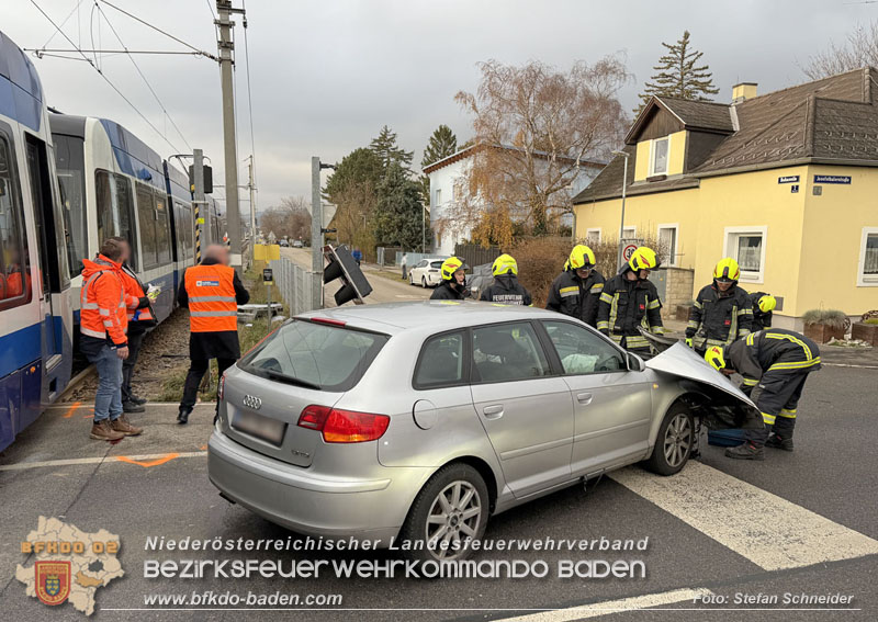 20251203_Pkw prallt auf Bahnbergang in Tribuswinkel gegen WLB-Badner Bahn Foto: Stefan Schneider BFK BADEN