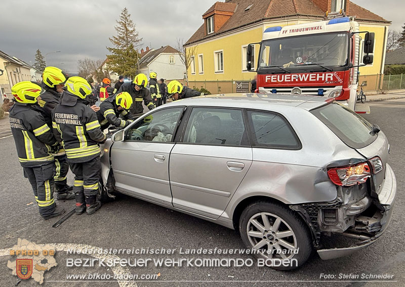 20251203_Pkw prallt auf Bahnbergang in Tribuswinkel gegen WLB-Badner Bahn Foto: Stefan Schneider BFK BADEN