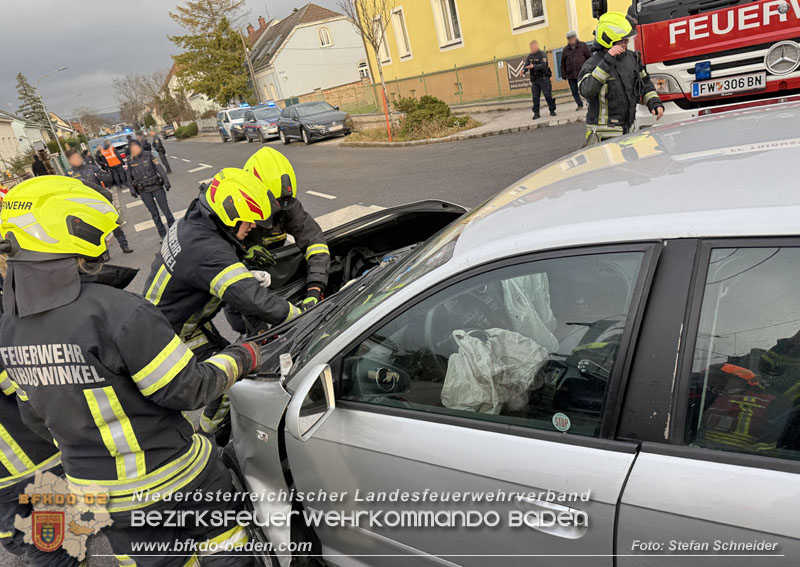 20251203_Pkw prallt auf Bahnbergang in Tribuswinkel gegen WLB-Badner Bahn Foto: Stefan Schneider BFK BADEN