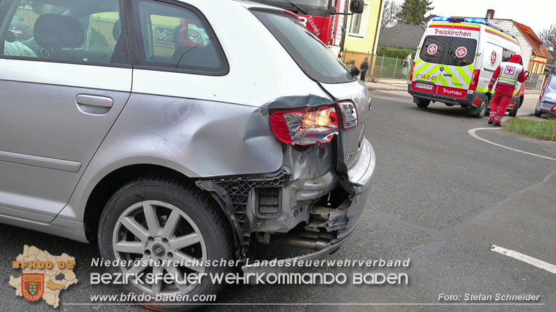 20251203_Pkw prallt auf Bahnbergang in Tribuswinkel gegen WLB-Badner Bahn Foto: Stefan Schneider BFK BADEN