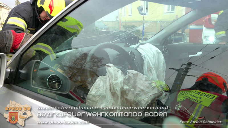20251203_Pkw prallt auf Bahnbergang in Tribuswinkel gegen WLB-Badner Bahn Foto: Stefan Schneider BFK BADEN