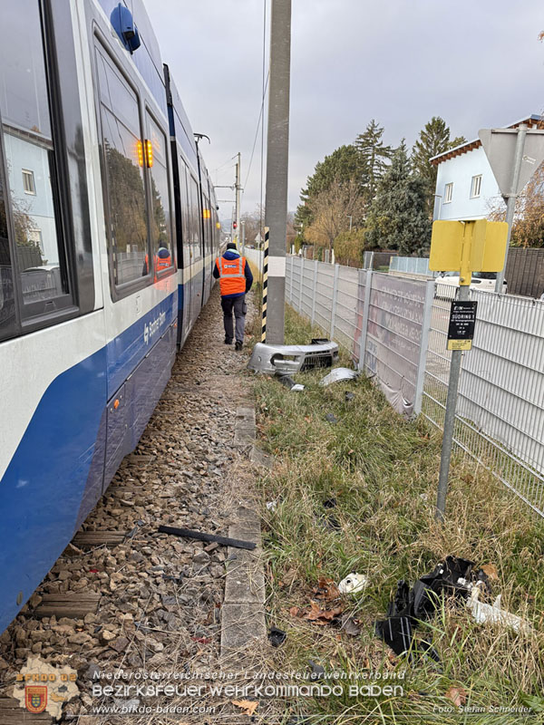 20251203_Pkw prallt auf Bahnbergang in Tribuswinkel gegen WLB-Badner Bahn Foto: Stefan Schneider BFK BADEN