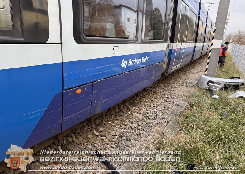20251203_Pkw prallt auf Bahnbergang in Tribuswinkel gegen WLB-Badner Bahn Foto: Stefan Schneider BFK BADEN