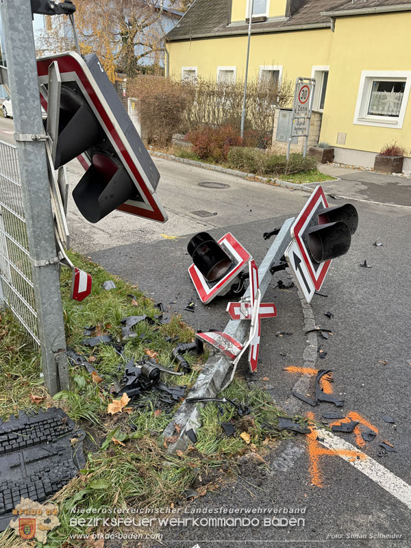 20251203_Pkw prallt auf Bahnbergang in Tribuswinkel gegen WLB-Badner Bahn Foto: Stefan Schneider BFK BADEN
