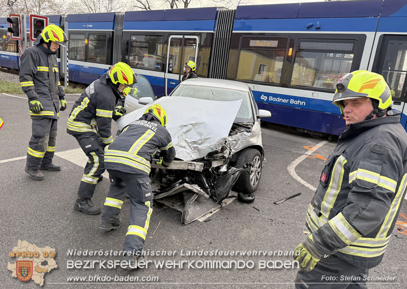 20251203_Pkw prallt auf Bahnbergang in Tribuswinkel gegen WLB-Badner Bahn Foto: Stefan Schneider BFK BADEN