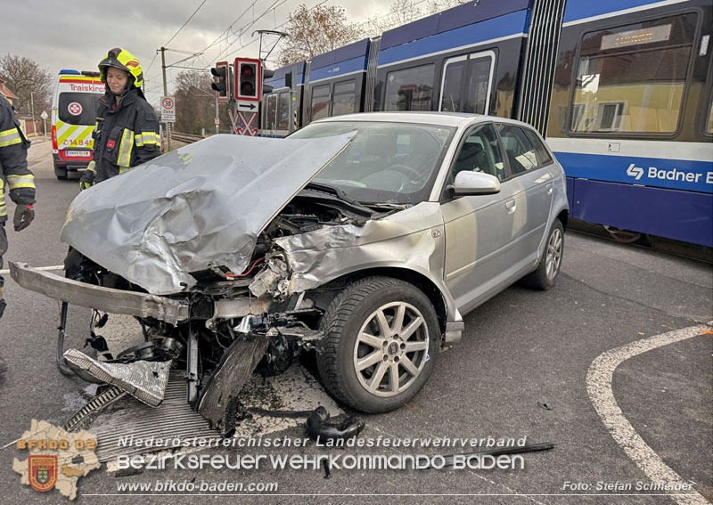 20251203_Pkw prallt auf Bahnbergang in Tribuswinkel gegen WLB-Badner Bahn Foto: Stefan Schneider BFK BADEN