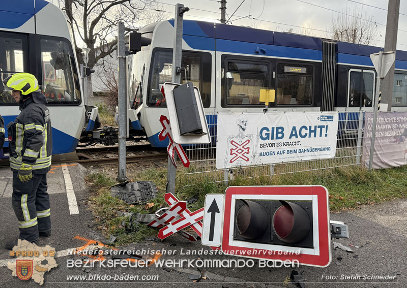 20251203_Pkw prallt auf Bahnbergang in Tribuswinkel gegen WLB-Badner Bahn Foto: Stefan Schneider BFK BADEN