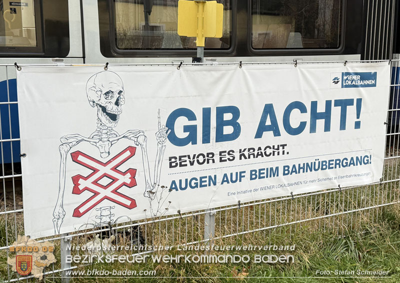 20251203_Pkw prallt auf Bahnbergang in Tribuswinkel gegen WLB-Badner Bahn Foto: Stefan Schneider BFK BADEN