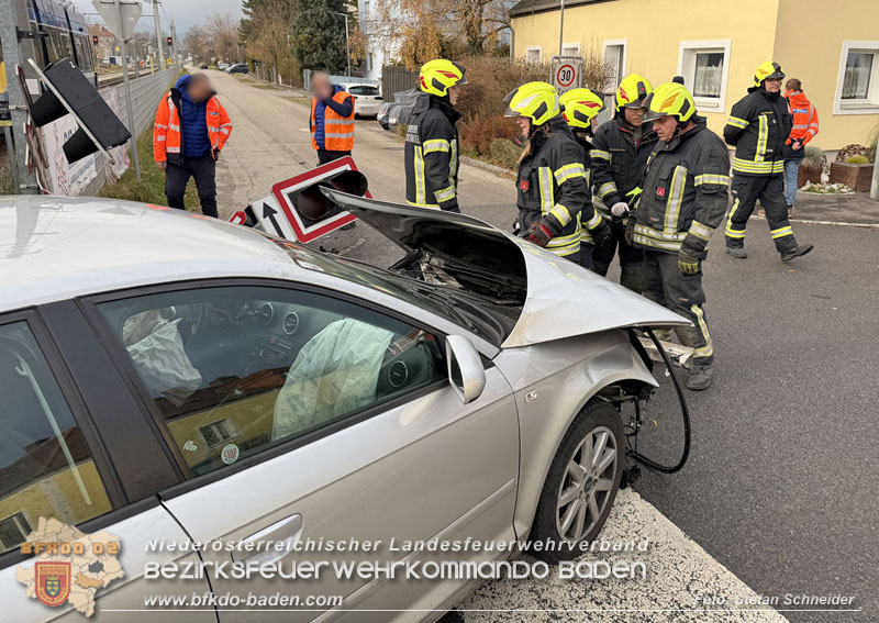 20251203_Pkw prallt auf Bahnbergang in Tribuswinkel gegen WLB-Badner Bahn Foto: Stefan Schneider BFK BADEN