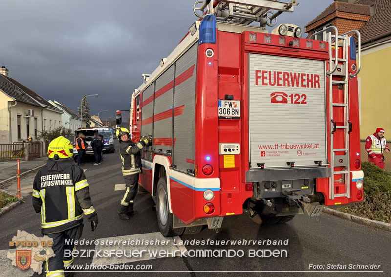 20251203_Pkw prallt auf Bahnbergang in Tribuswinkel gegen WLB-Badner Bahn Foto: Stefan Schneider BFK BADEN