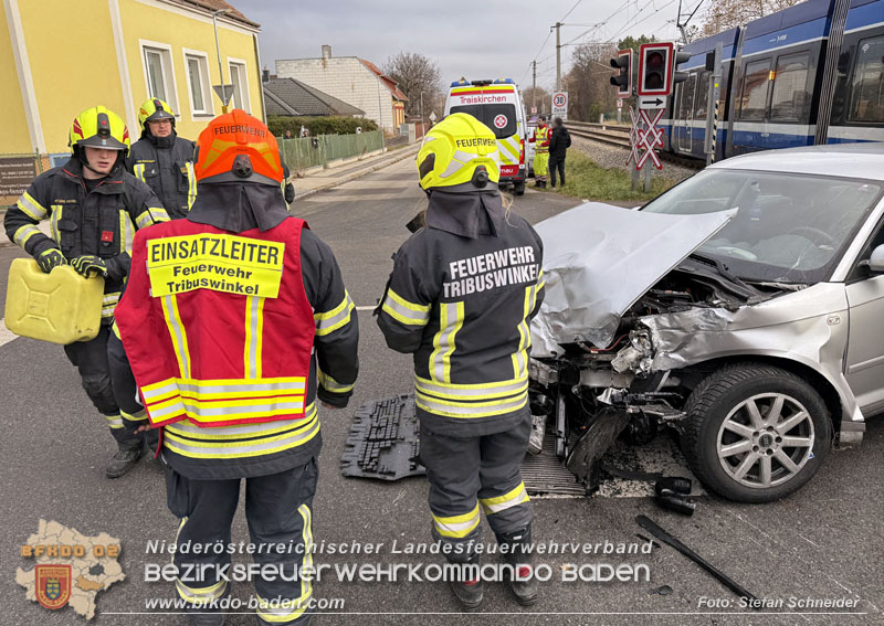 20251203_Pkw prallt auf Bahnbergang in Tribuswinkel gegen WLB-Badner Bahn Foto: Stefan Schneider BFK BADEN