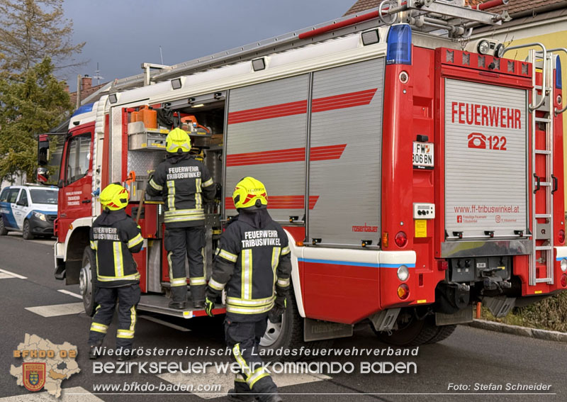 20251203_Pkw prallt auf Bahnbergang in Tribuswinkel gegen WLB-Badner Bahn Foto: Stefan Schneider BFK BADEN