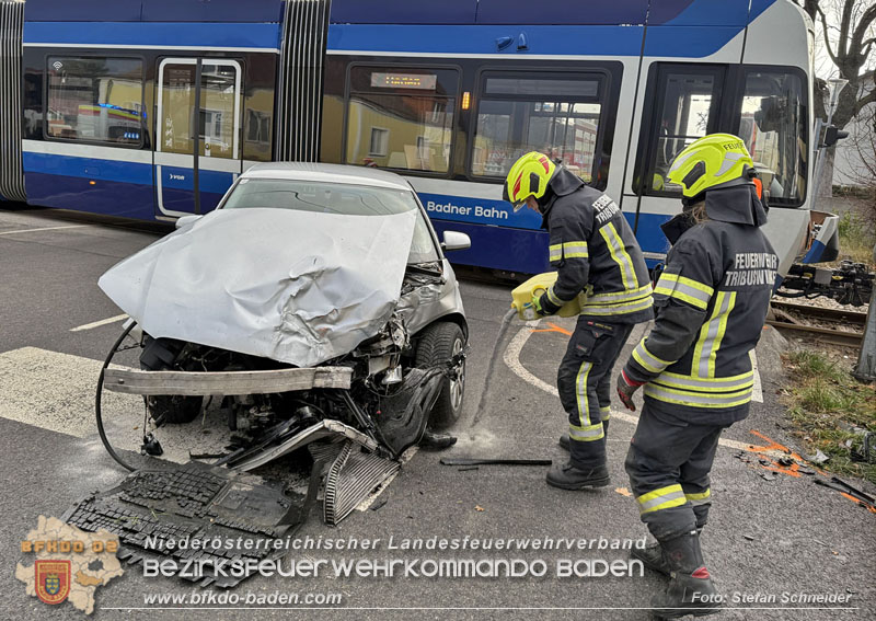 20251203_Pkw prallt auf Bahnbergang in Tribuswinkel gegen WLB-Badner Bahn Foto: Stefan Schneider BFK BADEN