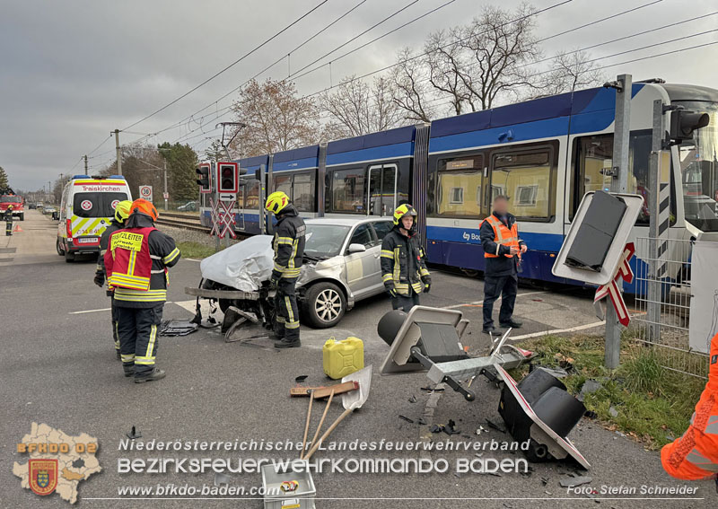20251203_Pkw prallt auf Bahnbergang in Tribuswinkel gegen WLB-Badner Bahn Foto: Stefan Schneider BFK BADEN
