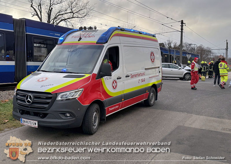 20251203_Pkw prallt auf Bahnbergang in Tribuswinkel gegen WLB-Badner Bahn Foto: Stefan Schneider BFK BADEN